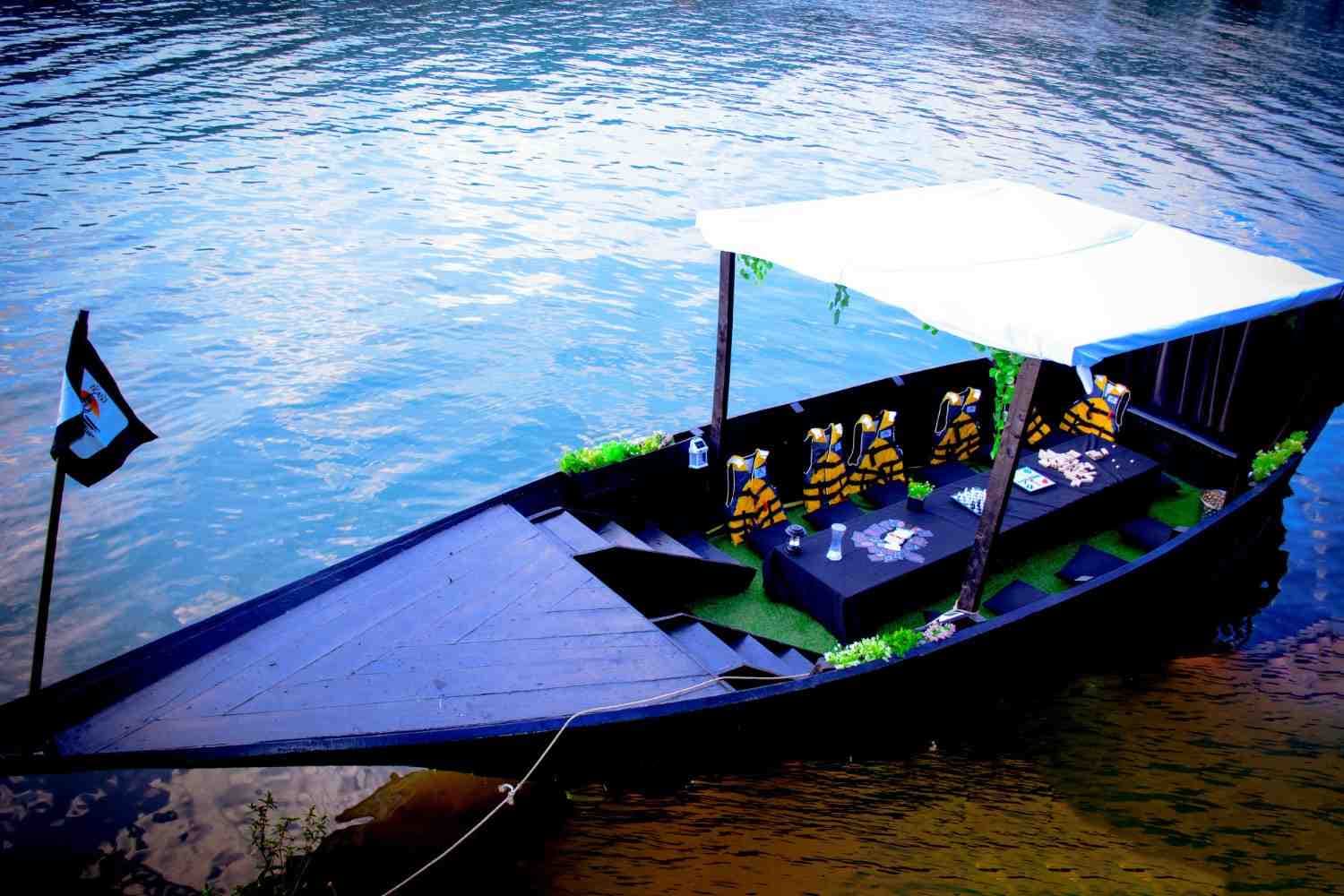 Inganji Bateaux Noir on Lake Kivu